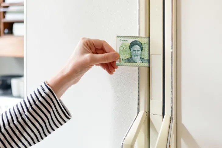 نحوه تست سلامت نوار دور درب (گسکت) یخچال با اسکناس برای اطمینان از کیپ بودن درب.