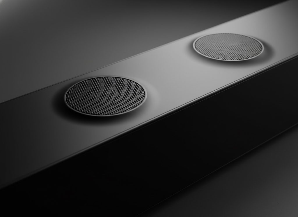 نمای نزدیک از بلندگوهای رو به بالا (سقفی) روی سطح یک ساندبار مدرن دالبی اتموس.